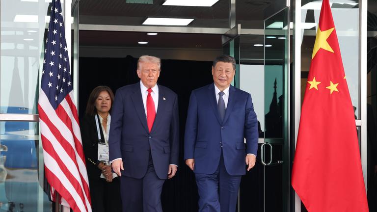 Auf dem Bild sieht man Trump und Chinas Staatschef Xi in Südkorea.