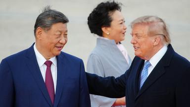 Präsident Donald Trump empfängt den chinesischen Präsidenten Xi Jinping in Washington. Sie sind sich zugewandt und lächeln