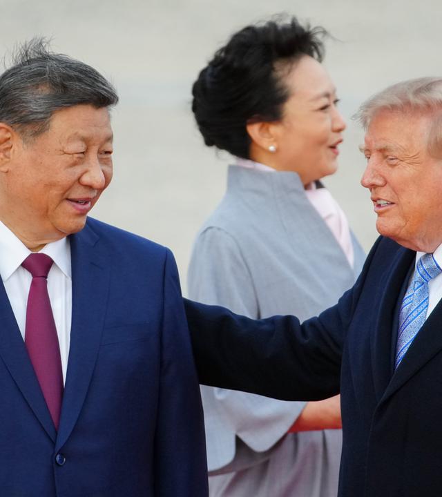 Präsident Donald Trump empfängt den chinesischen Präsidenten Xi Jinping in Washington. Sie sind sich zugewandt und lächeln