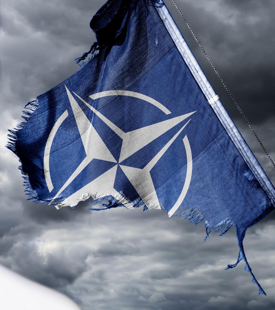 Symbolbild: Büste von Donald Trump vor zerrissener NATO-Fahne