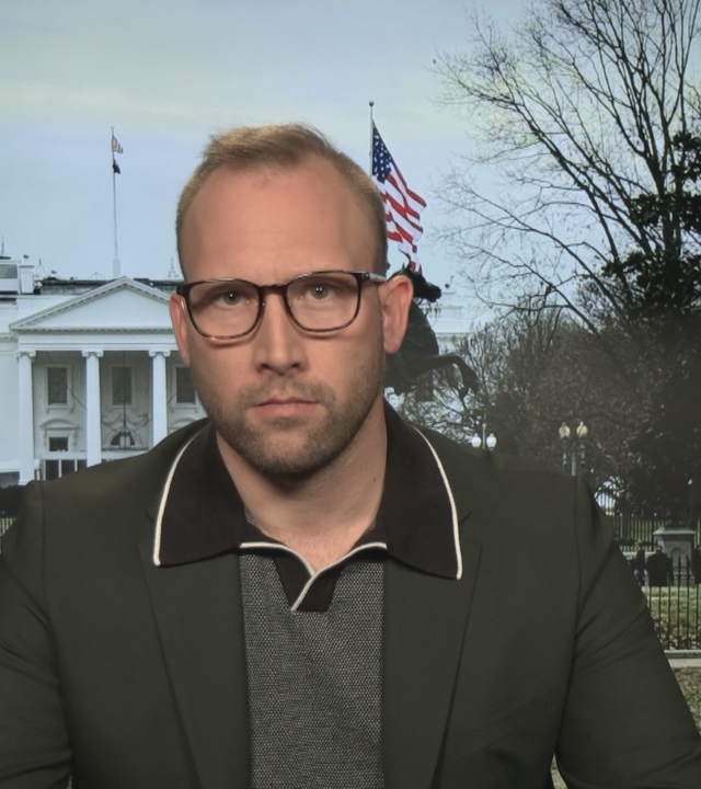 ZDF-Korrespondent David Sauer ist per Videocall aus Washington zugeschaltet. Er befindet sich in einem Studio mit dem weißen Haus als Hintergrund.