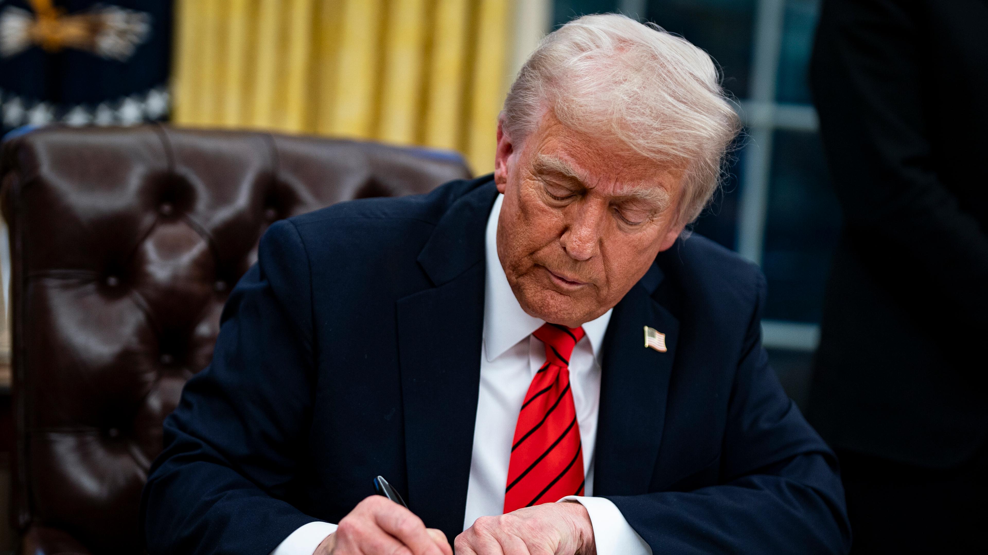 Präsident Trump unterzeichnet am Montag, den 10. Februar 2025, im Oval Office des Weißen Hauses in Washington, D.C., USA, eine Durchführungsverordnung.