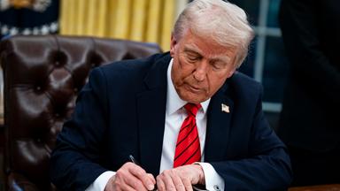 Präsident Trump unterzeichnet am Montag, den 10. Februar 2025, im Oval Office des Weißen Hauses in Washington, D.C., USA, eine Durchführungsverordnung.
