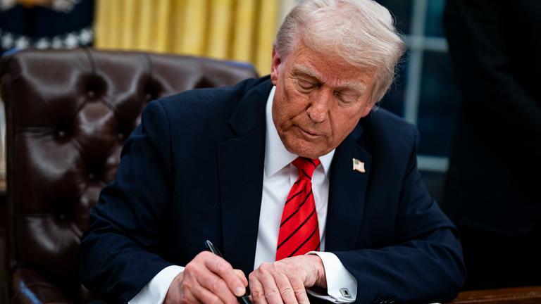 Präsident Trump unterzeichnet am Montag, den 10. Februar 2025, im Oval Office des Weißen Hauses in Washington, D.C., USA, eine Durchführungsverordnung.