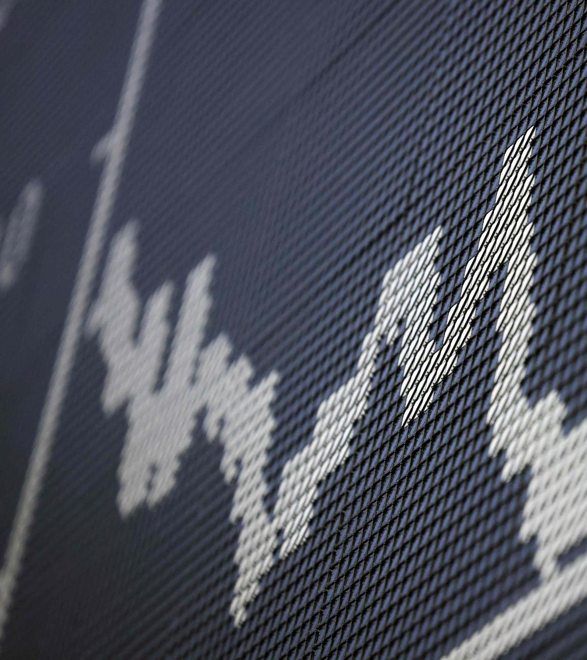 Eine Anzeigetafel zeigt den Kurs des deutschen Aktienindex DAX an der Börse in Frankfurt am Main, Westdeutschland, am 1. August 2025. 
