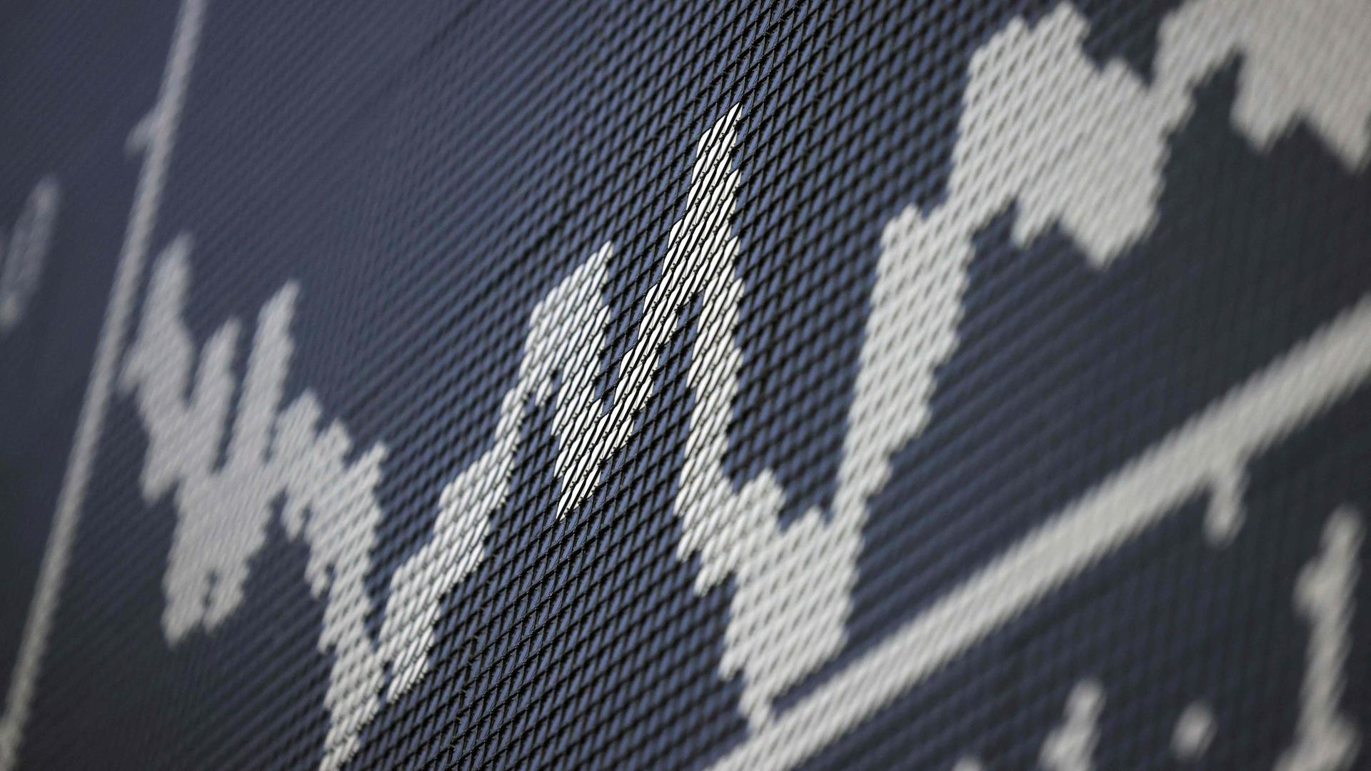 Eine Anzeigetafel zeigt den Kurs des deutschen Aktienindex DAX an der Börse in Frankfurt am Main, Westdeutschland, am 1. August 2025. 