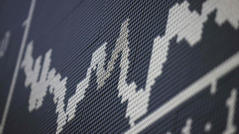 Eine Anzeigetafel zeigt den Kurs des deutschen Aktienindex DAX an der Börse in Frankfurt am Main, Westdeutschland, am 1. August 2025. 