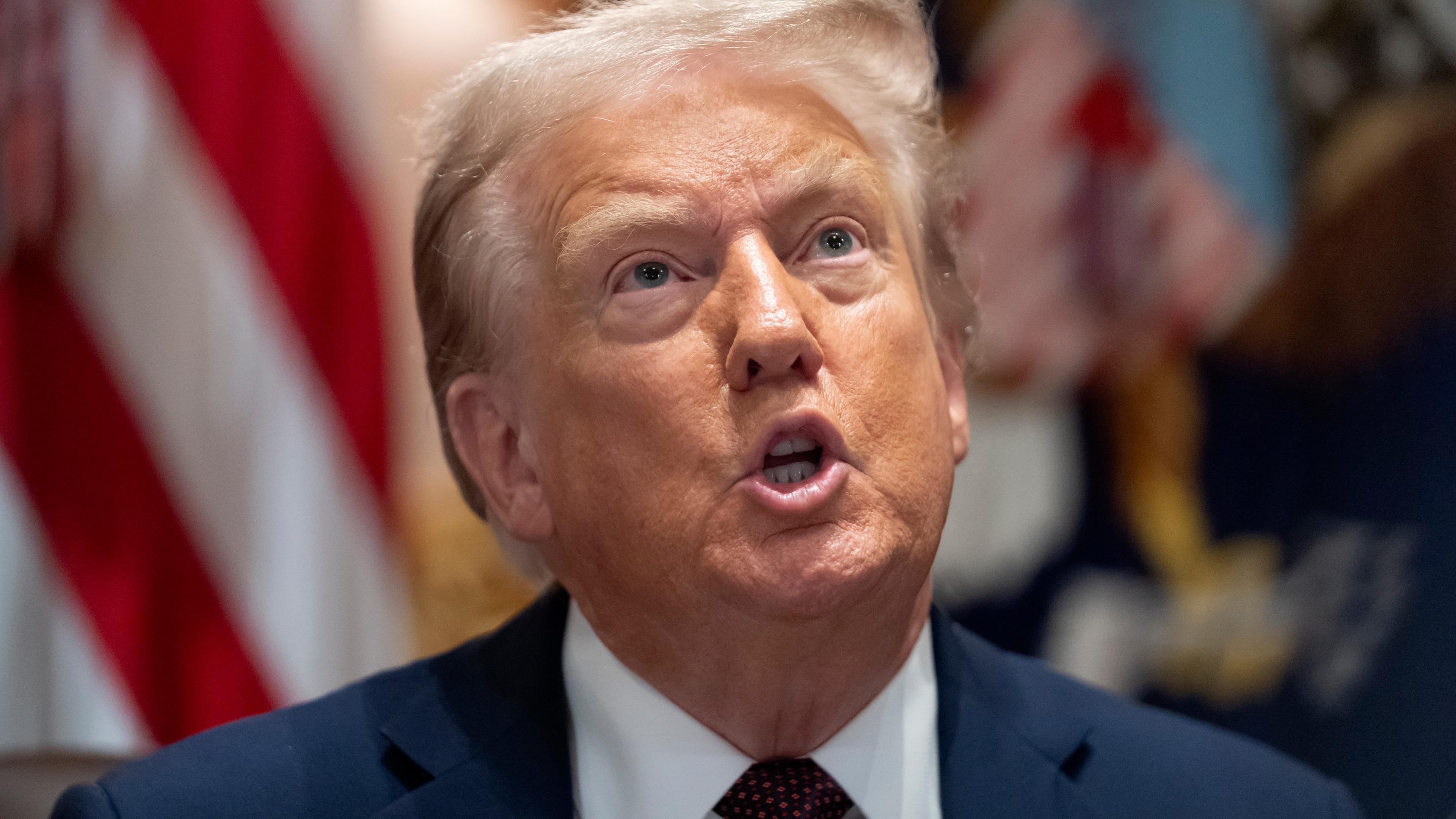 US-Präsident Trump, während er auf einer Konferenz eine Rede hält