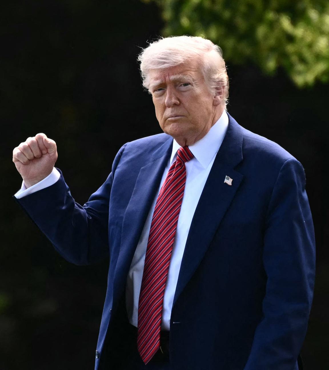 Archivfoto: US-Präsident Donald Trump reckt die Faust.