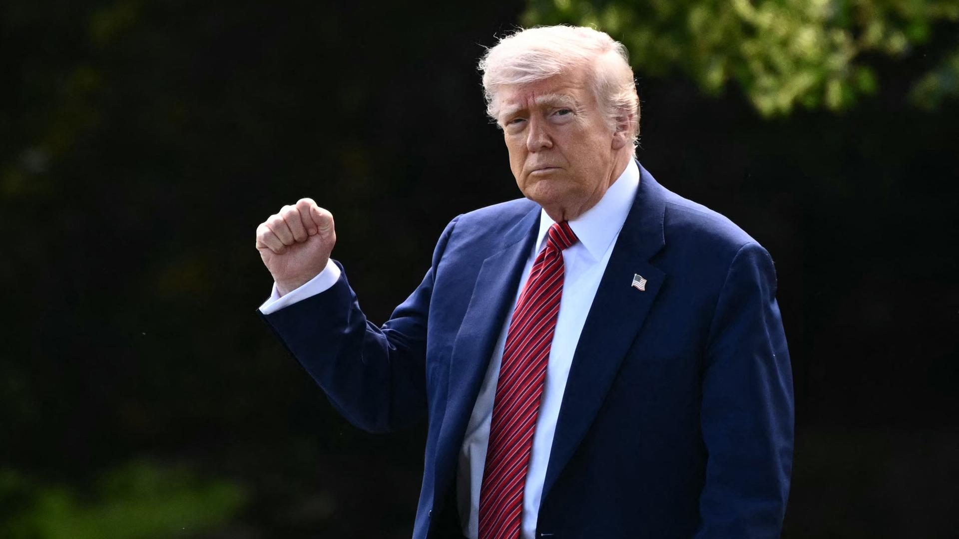 Archivfoto: US-Präsident Donald Trump reckt die Faust.