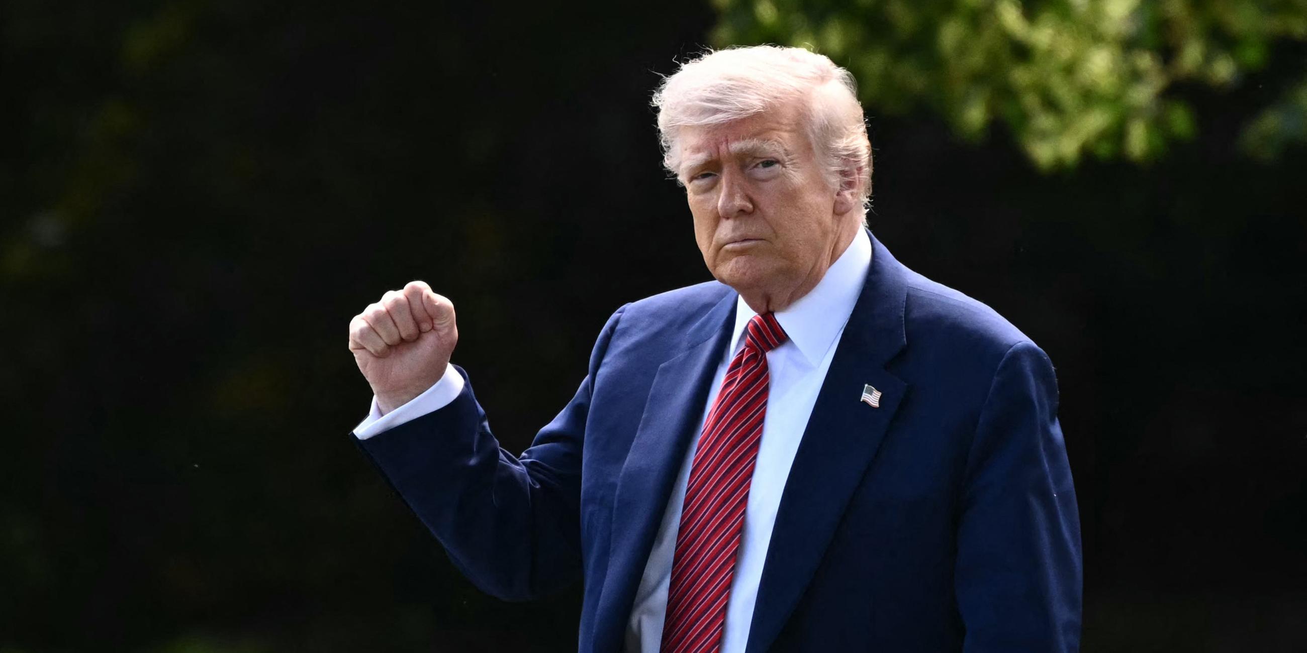 Archivfoto: US-Präsident Donald Trump reckt die Faust.