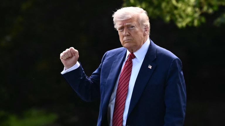 Archivfoto: US-Präsident Donald Trump reckt die Faust.