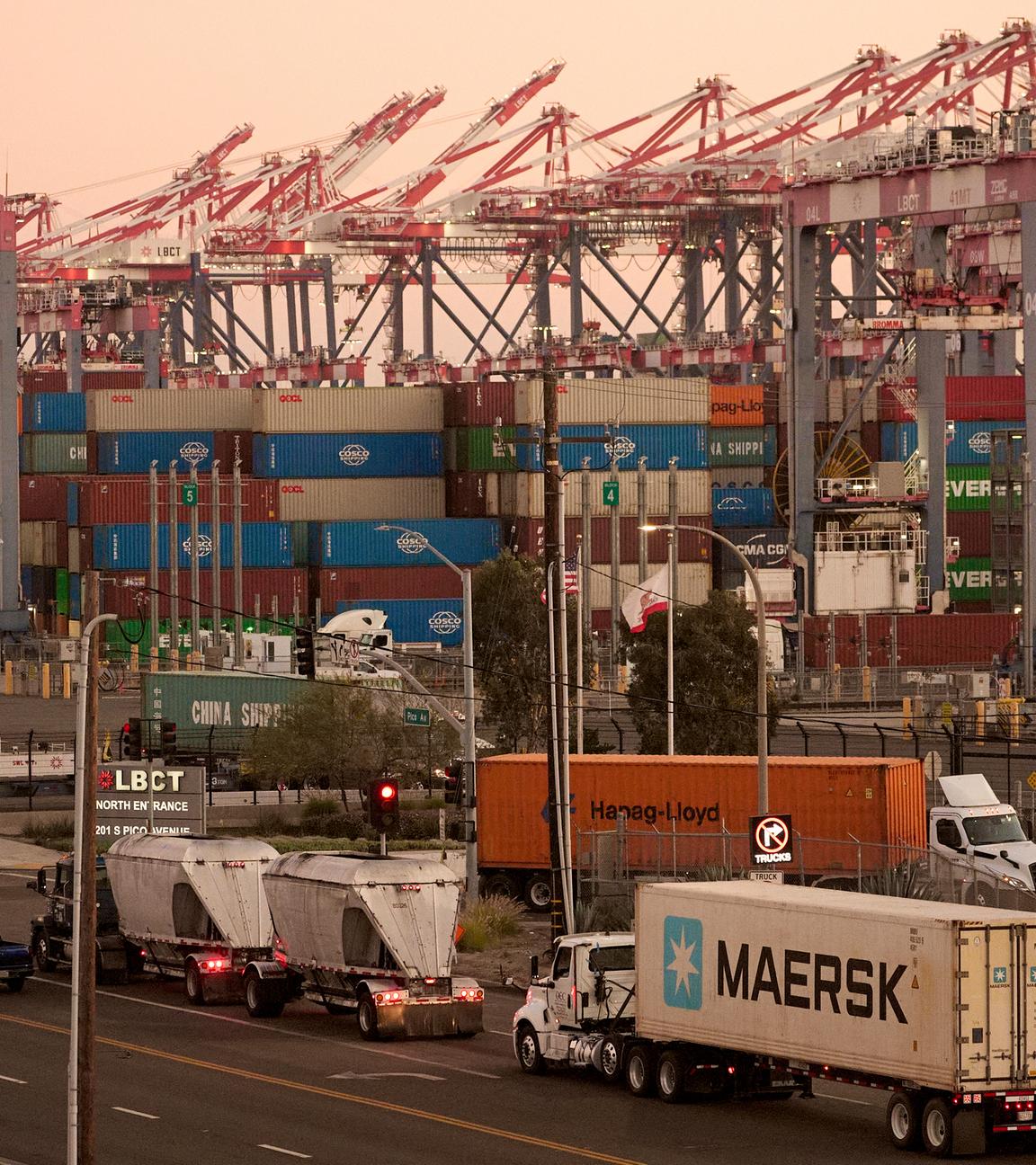 31.07.2025, USA, Long Beach: Das Long Beach Container Terminal (LBCT) im Hafen von Long Beach, Kalifornien
