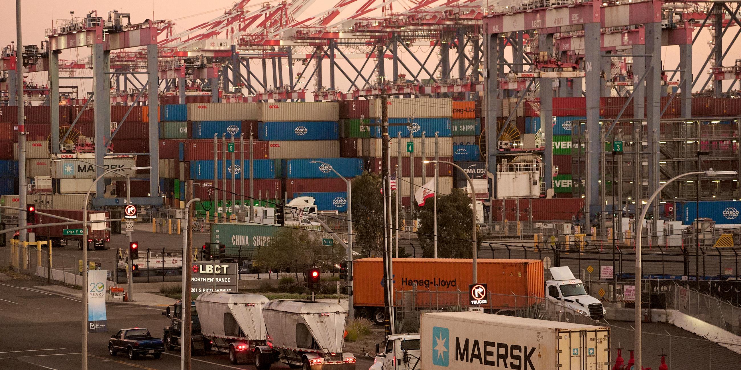 31.07.2025, USA, Long Beach: Das Long Beach Container Terminal (LBCT) im Hafen von Long Beach, Kalifornien