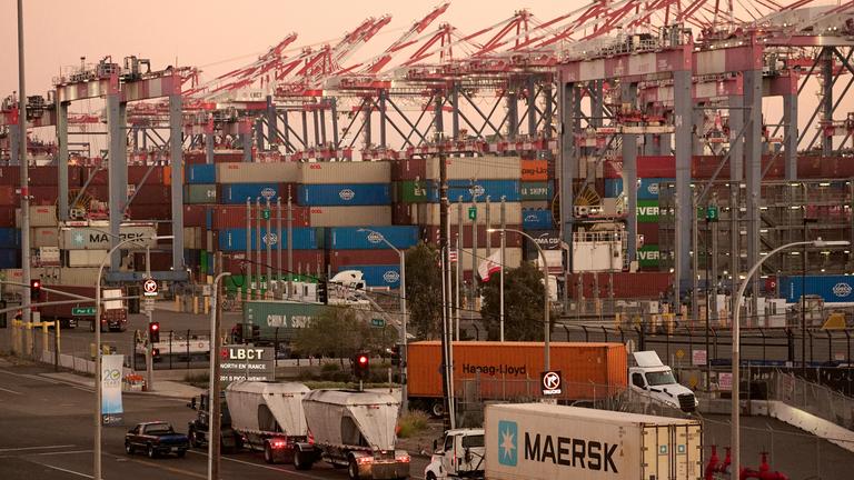 31.07.2025, USA, Long Beach: Das Long Beach Container Terminal (LBCT) im Hafen von Long Beach, Kalifornien