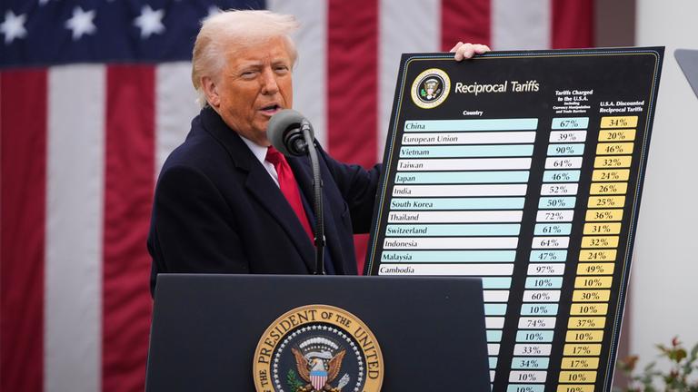 US-Präsident Donald Trump spricht während einer Veranstaltung zur Ankündigung neuer Zölle im Rosengarten des Weißen Hauses