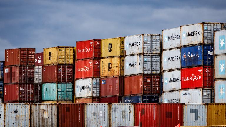 Bunte Handelscontainer stapeln sich im Hafen von Baltimore.