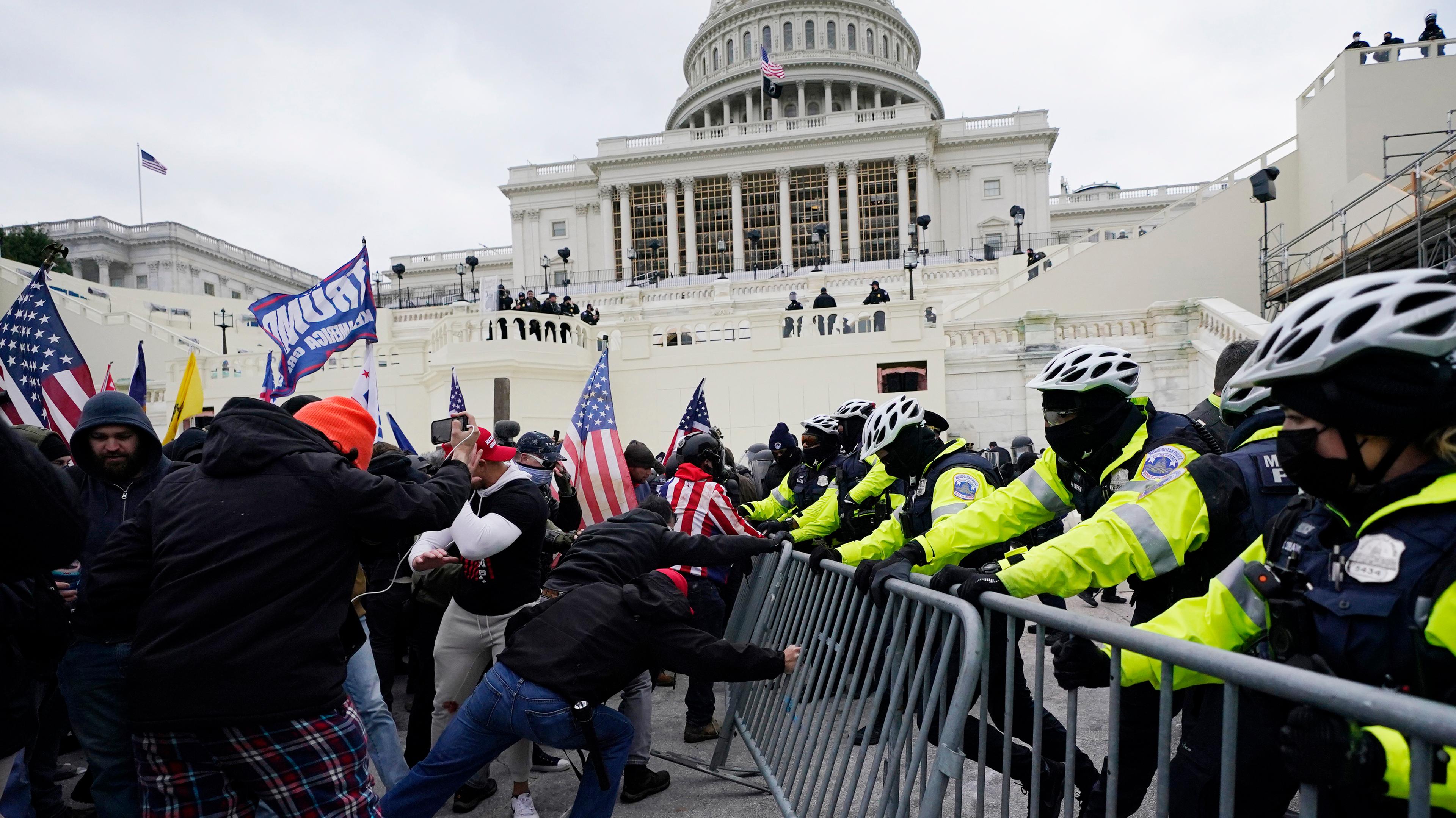 "Trumps Erbe - Das zerrissene Amerika": Trump Befürworter beim Sturm aufs Capitol in washington am 6. Januar 2021.