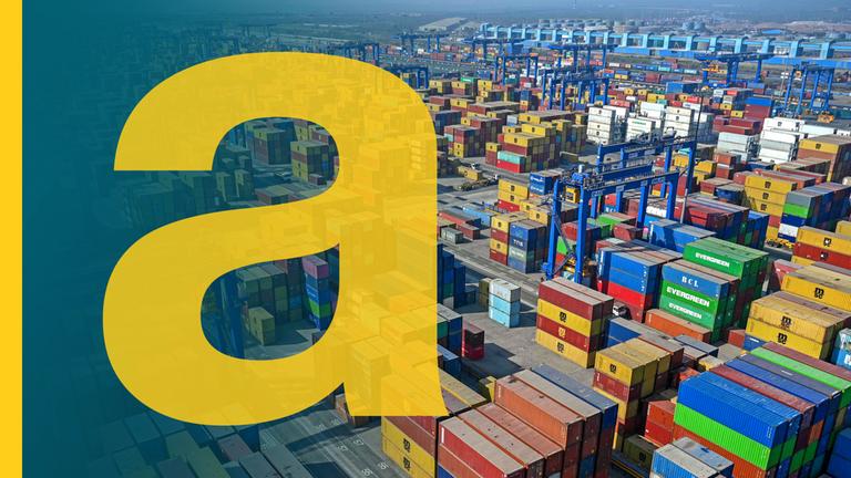 Frachtcontainer an einem Hafen in Indien