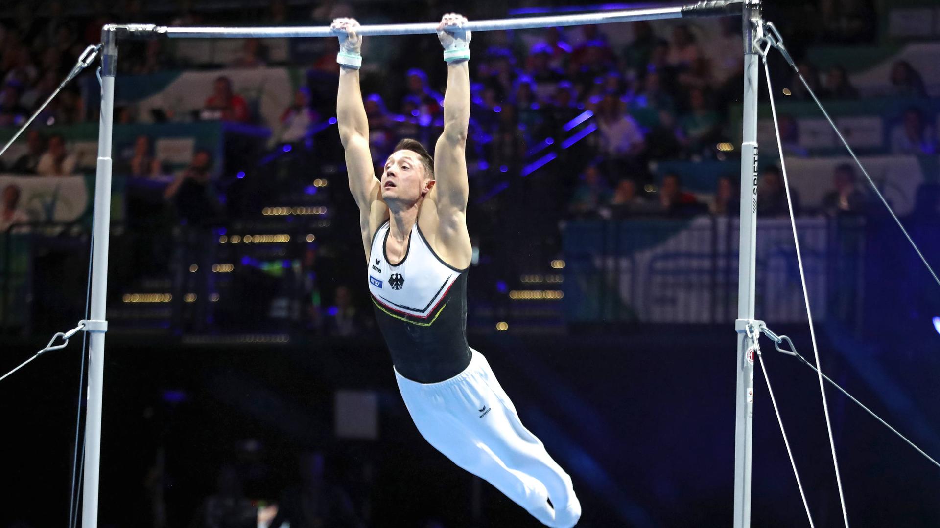 Andreas Toba turnt am Reck bei der Turn-EM.