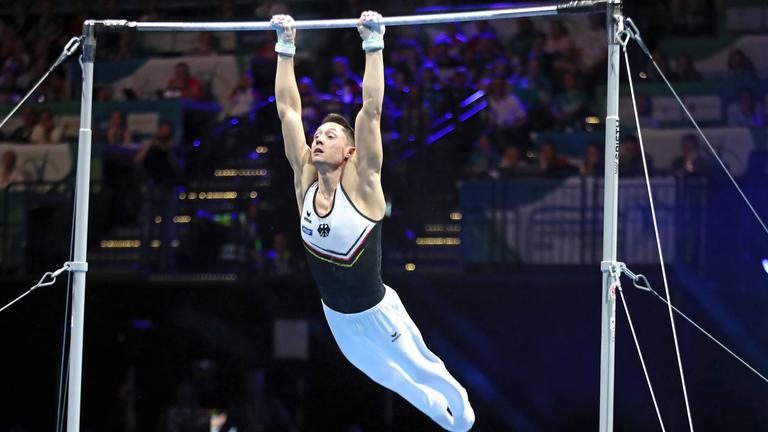 Andreas Toba turnt am Reck bei der Turn-EM.