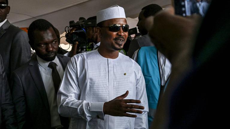 Der Chef der Militärjunta Mahamat Idriss Déby Itno bei den Wahlen im Tschad.