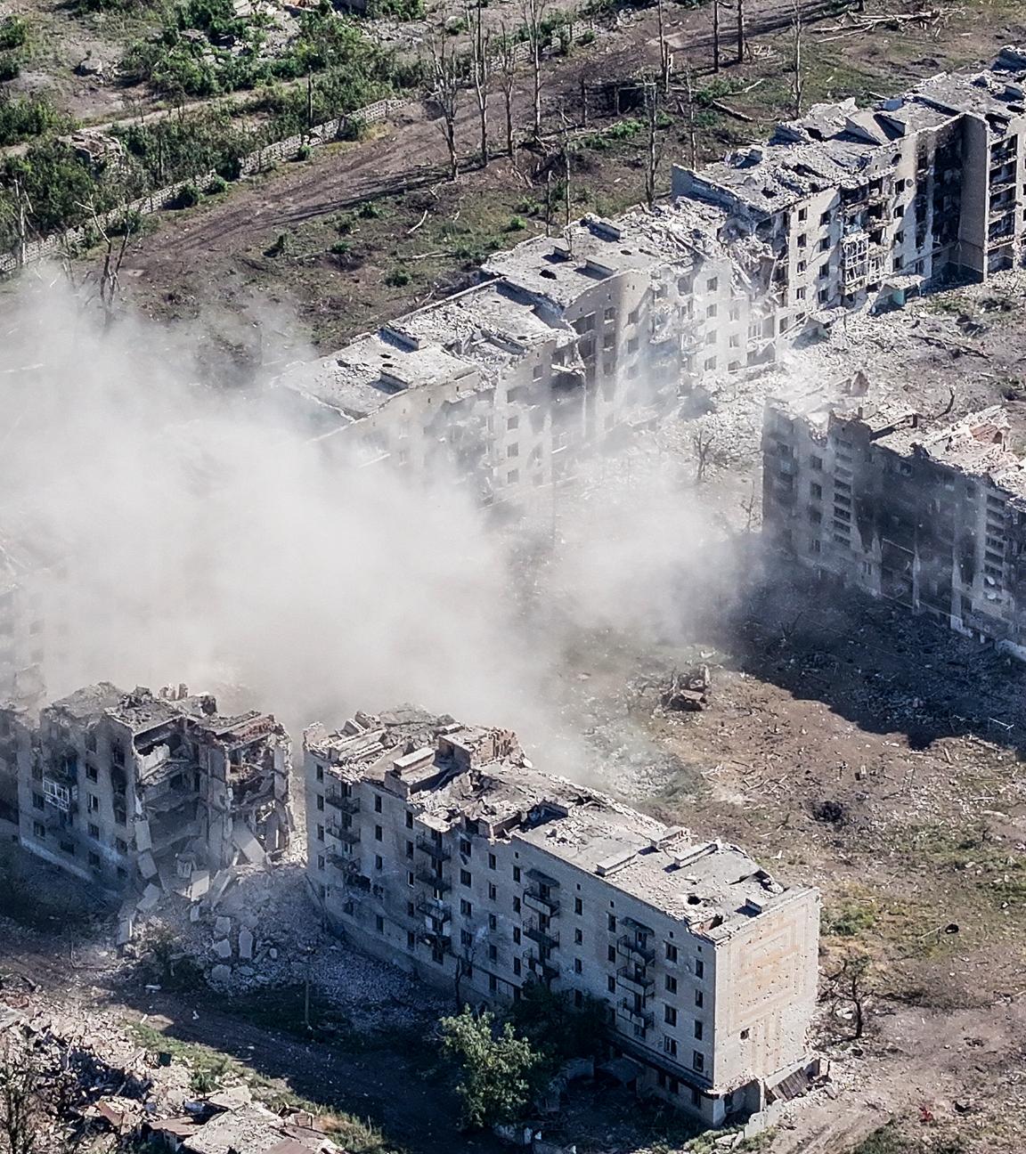Dieses vom Pressedienst der 24. Mechanisierten Brigade der Ukraine zur Verfügung gestellte Foto zeigt eine Luftaufnahme der Stadt Tschassiw Jar.