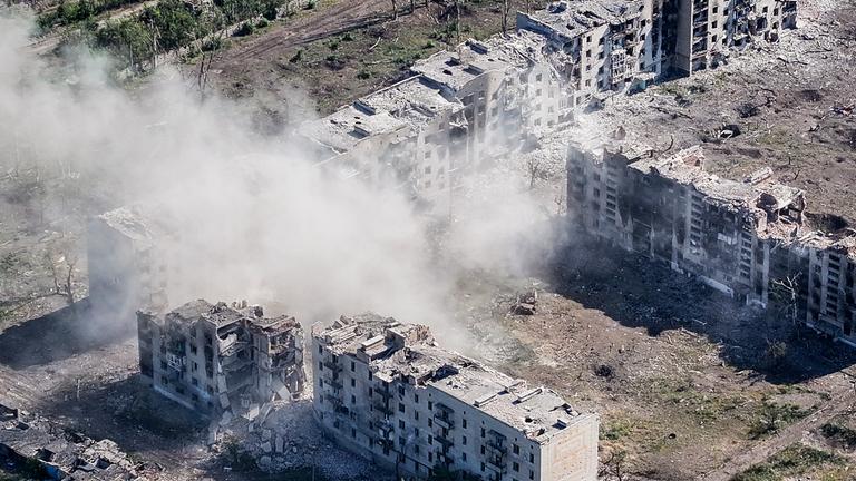 Dieses vom Pressedienst der 24. Mechanisierten Brigade der Ukraine zur Verfügung gestellte Foto zeigt eine Luftaufnahme der Stadt Tschassiw Jar.