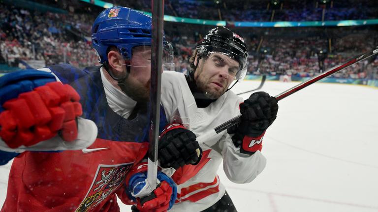 Filip Hronek (l, Tschechien) und Brandon Hagel (Kanada) im Zweikampf.