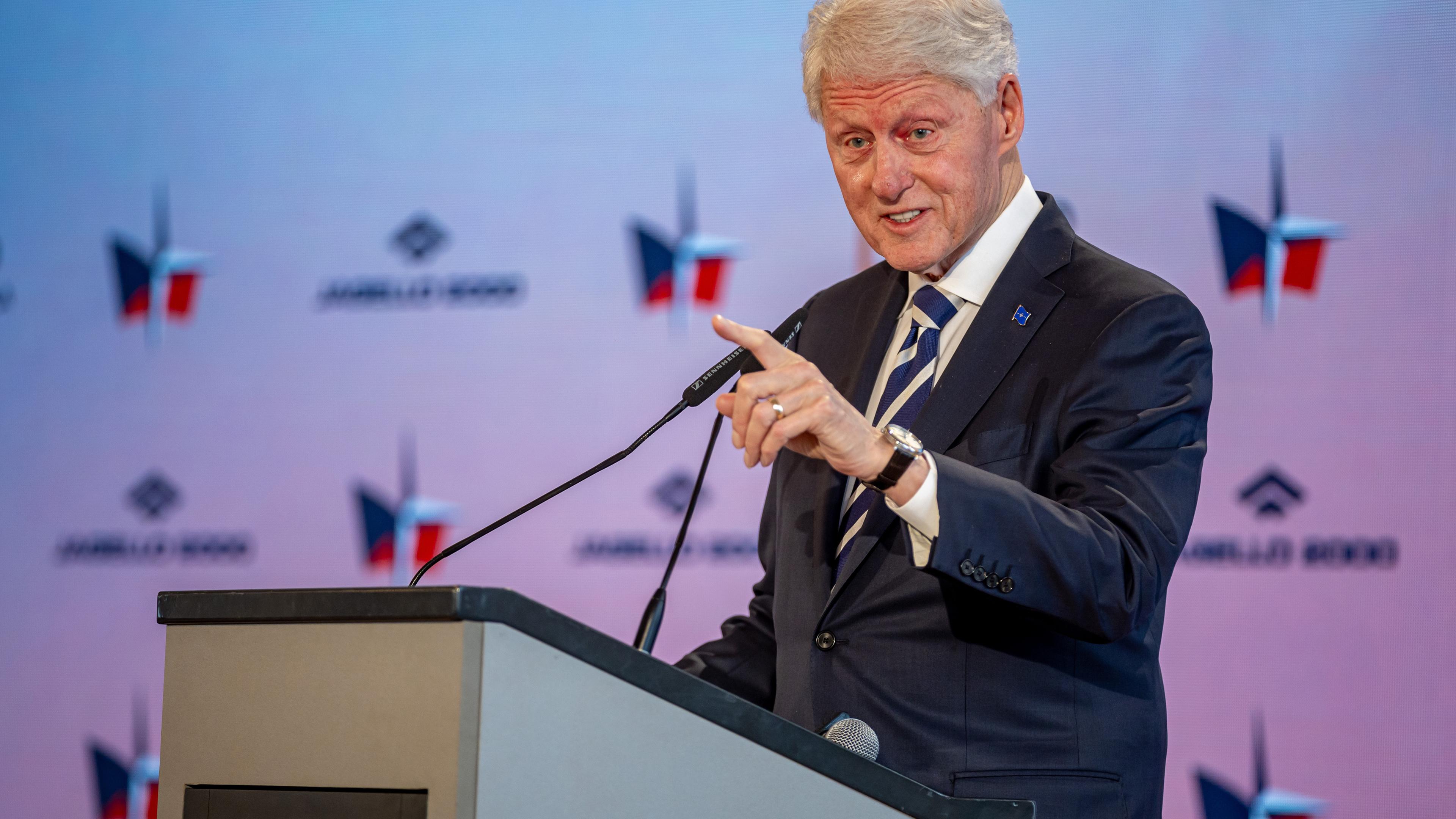 Tschechien, Prag: Der ehemalige US-Präsident Bill Clinton hält eine Rede während der Sicherheitskonferenz auf der Prager Burg