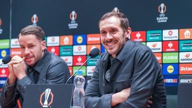 Tschechien: Pressekonferenz vor dem Fussballspiel UEFA Europa League 2025/26, 5. Spieltag - Viktoria Pilsen vs SC Freiburg - Doosan Arena Pilsen: Julian Schuster SC Freiburg, Trainer Pilsen PlzeÅskÃœ kraj Tschechien