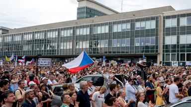 Tausende Demonstranten stehen vor dem Gebäude des Tschechischen Fernsehens und demonstrieren für die Unabhängigkeit der öffentlich-rechtlichen Medien. 