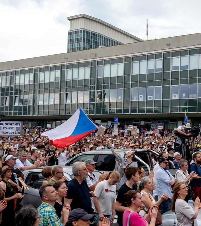 Tausende Demonstranten stehen vor dem Gebäude des Tschechischen Fernsehens und demonstrieren für die Unabhängigkeit der öffentlich-rechtlichen Medien. 