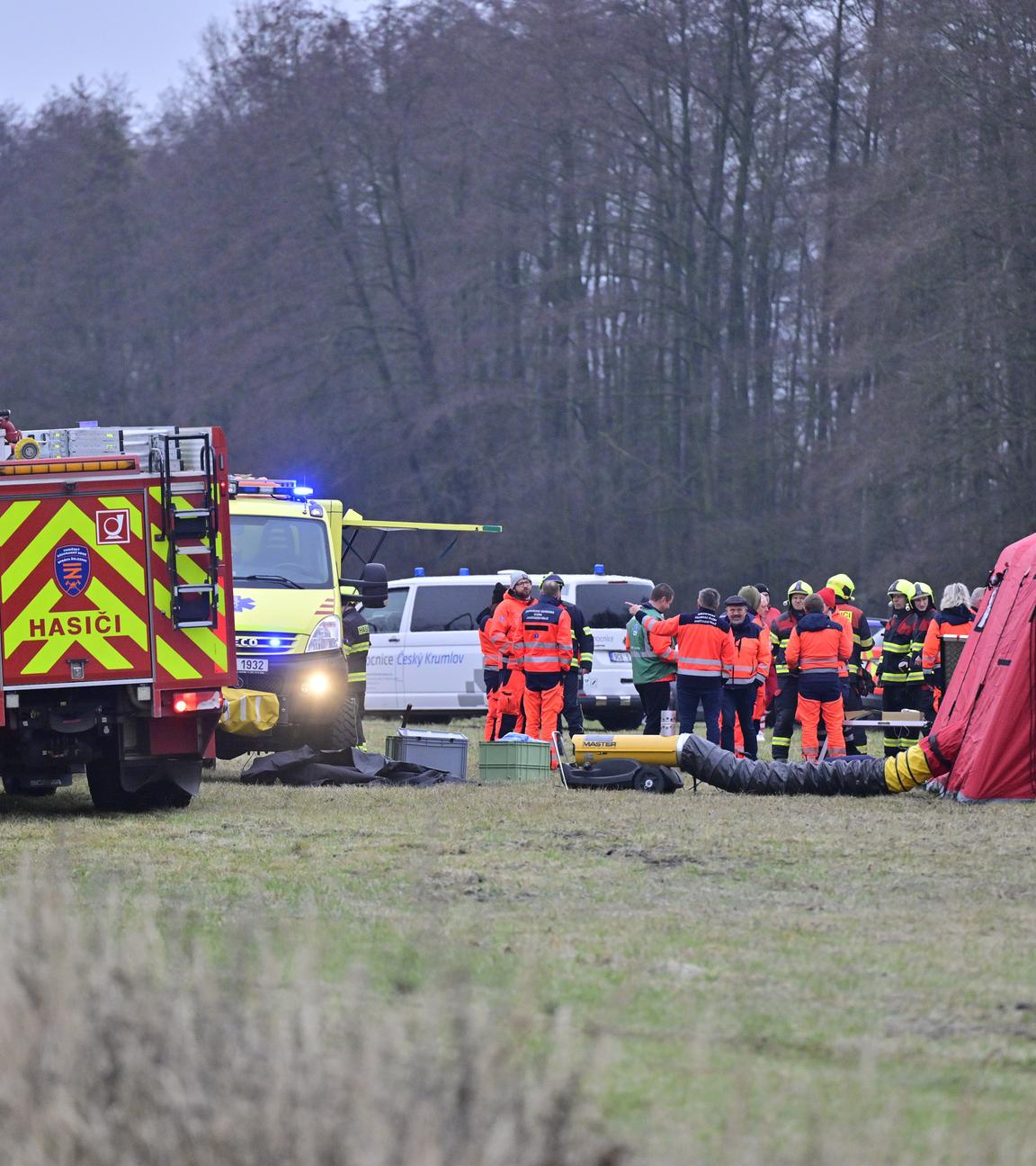 Rettungskräfte arbeiten am Unfallort nach der Kollision eines Schnellzuges mit einem Personenzug auf der Strecke zwischen den Orten Zliv und Divcice bei Ceske Budejovice (Budweis).