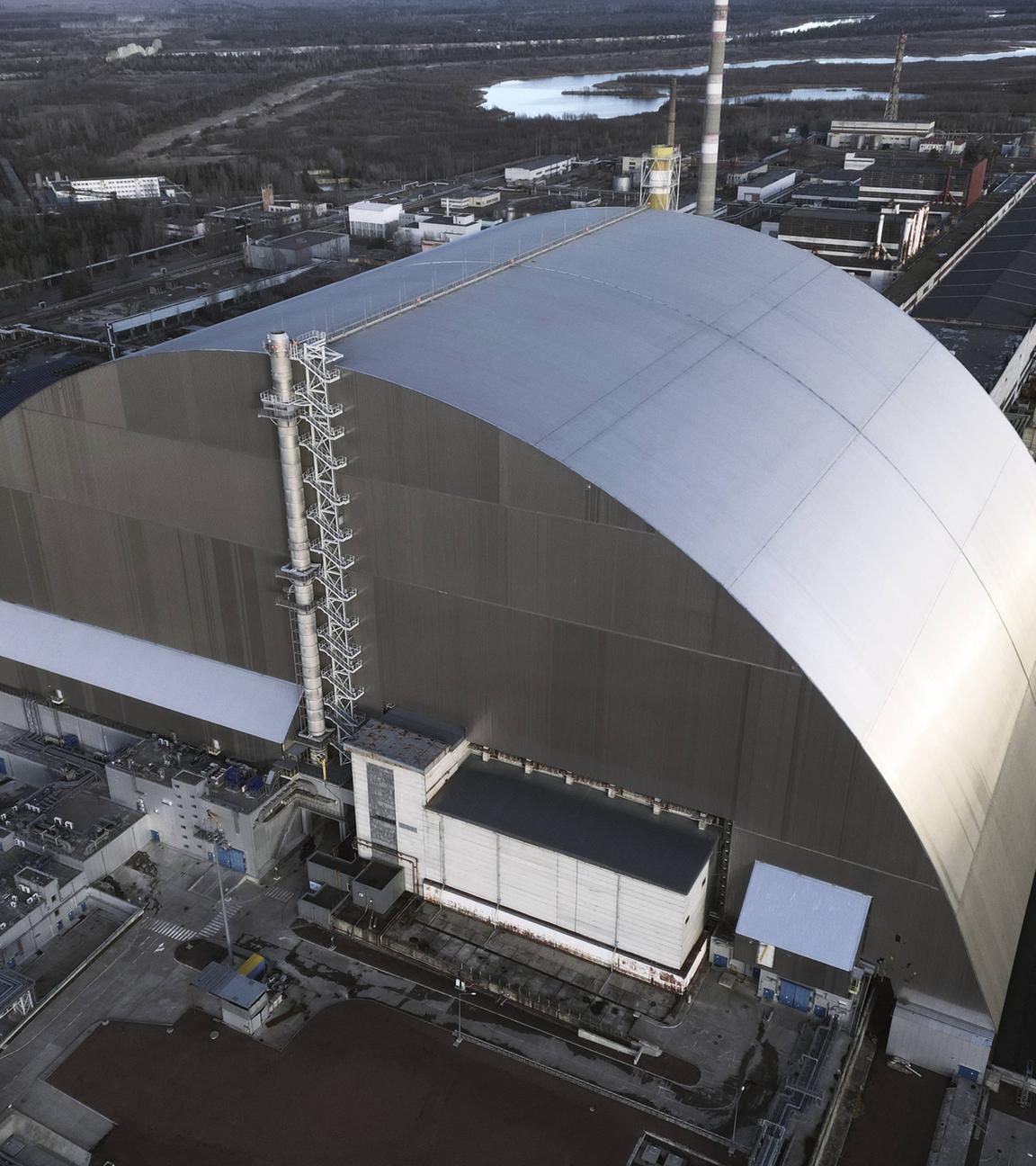 Die Schutzhülle vom havarierten Atomreaktor Tschernobyl in der Ukraine aus der Vogelperspektive