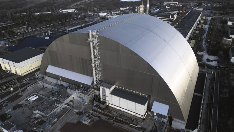 Die Schutzhülle vom havarierten Atomreaktor Tschernobyl in der Ukraine aus der Vogelperspektive