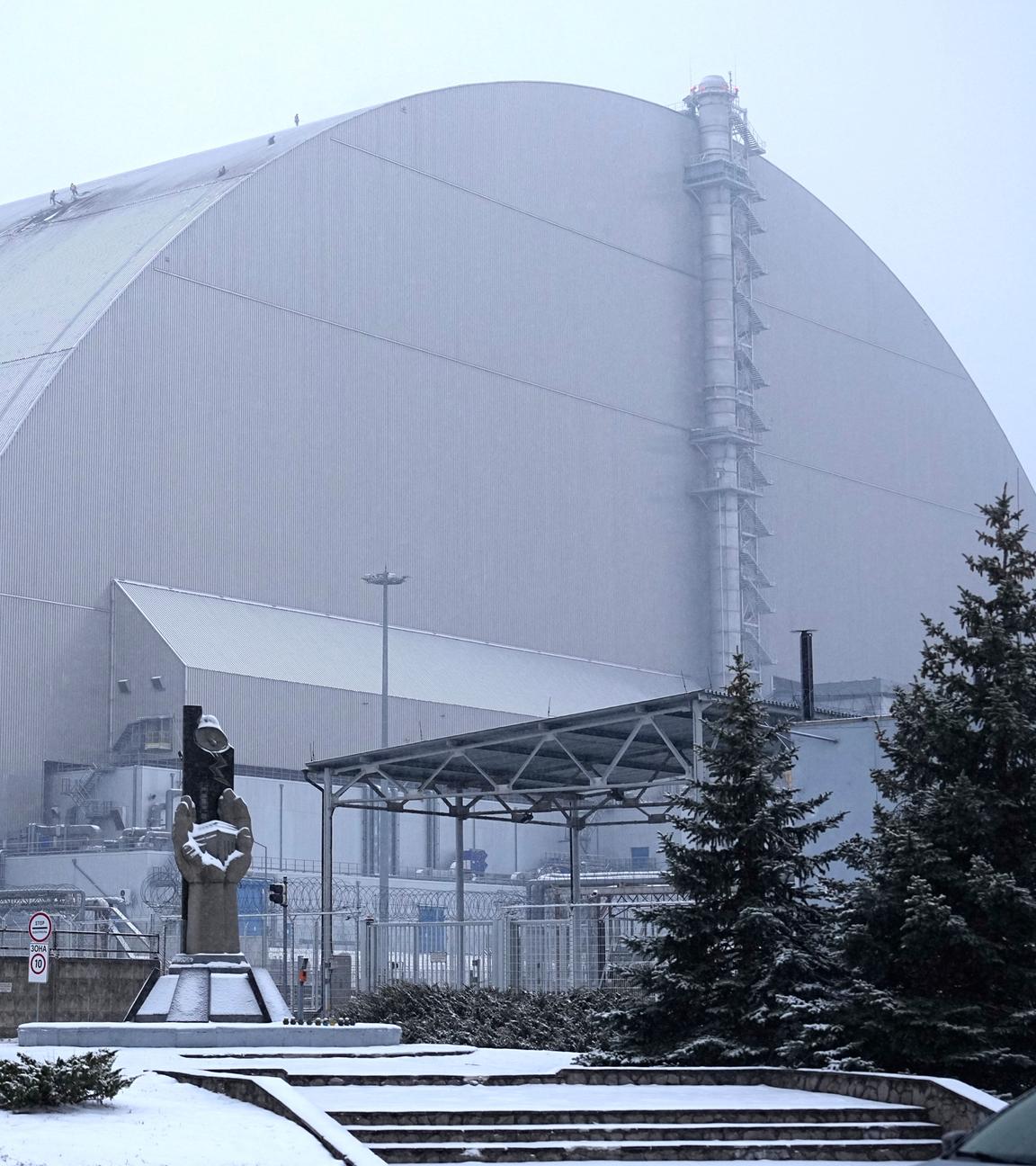 Ein Blick auf den Sicherheitsbehälter, der die Überreste des Reaktors Nummer vier im ehemaligen Atomkraftwerks Tschernobyl schützt und zur Eindämmung der Strahlung gebaut wurde.