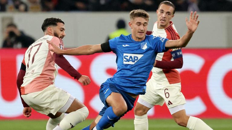 Tom Bischof (Mitte) und Said Benrahma (l) und Maxence Caqueret