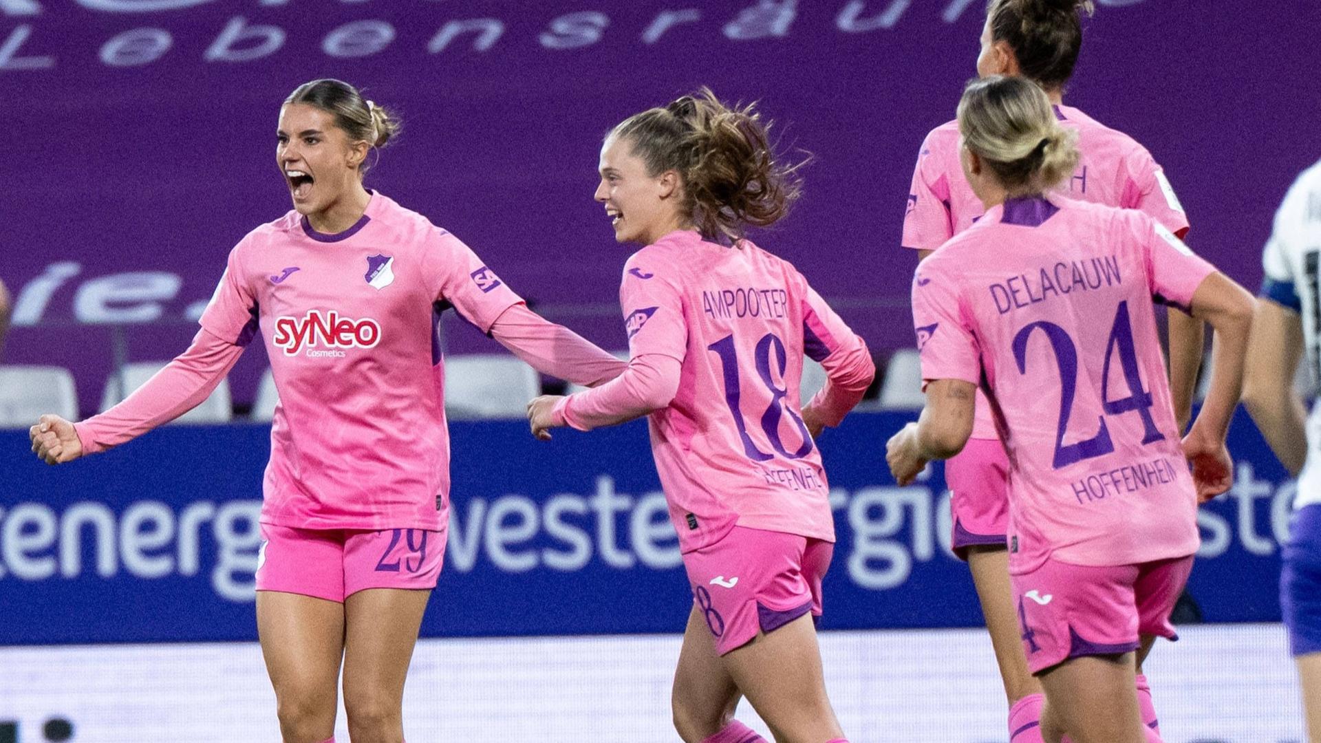 Selina Cerci, Valesca Ampoorter, Feli Delacauw, Vanessa Diehm jubeln.