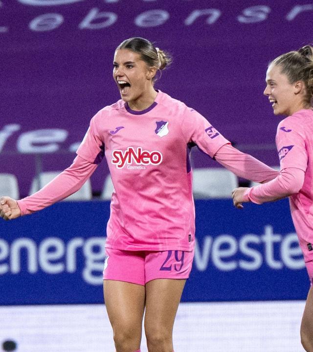 Selina Cerci, Valesca Ampoorter, Feli Delacauw, Vanessa Diehm jubeln.