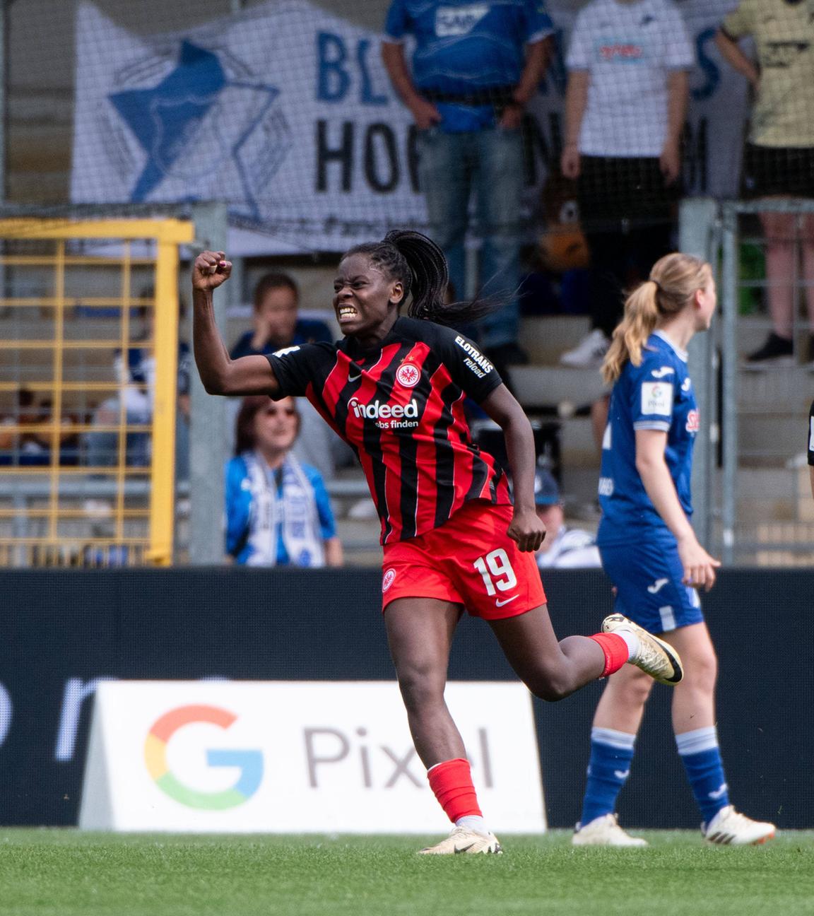 Nicole Anyomi (Eintracht Frankfurt), Geraldine Reuteler (Eintracht Frankfurt) und Pia-Sophie Wolter (Eintracht Frankfurt) jubeln über das Tor zum 0:3.
