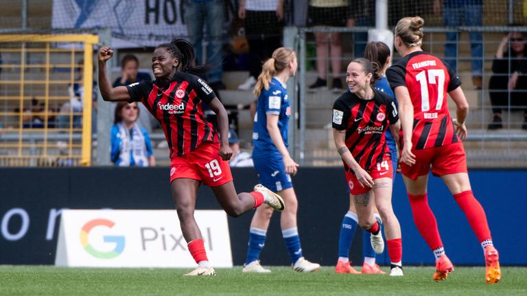 Nicole Anyomi (Eintracht Frankfurt), Geraldine Reuteler (Eintracht Frankfurt) und Pia-Sophie Wolter (Eintracht Frankfurt) jubeln über das Tor zum 0:3.