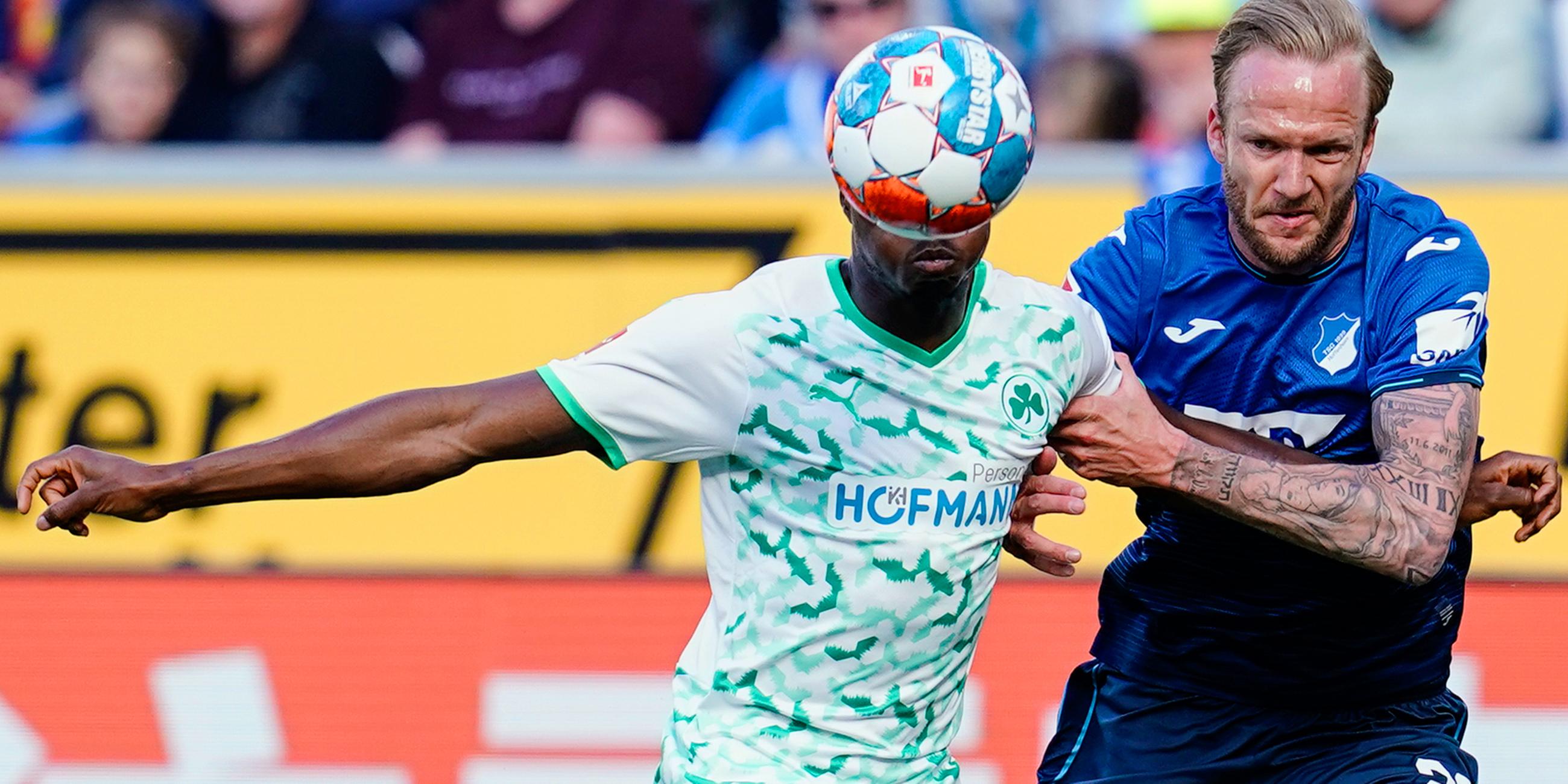 17.04.2022, Baden-Württemberg, Sinsheim: Fußball: Bundesliga, TSG 1899 Hoffenheim - SpVgg Greuther Fürth, 30. Fürths Dickson Abiama (l) und Hoffenheims Kevin Vogt kämpfen um den Ball. 
