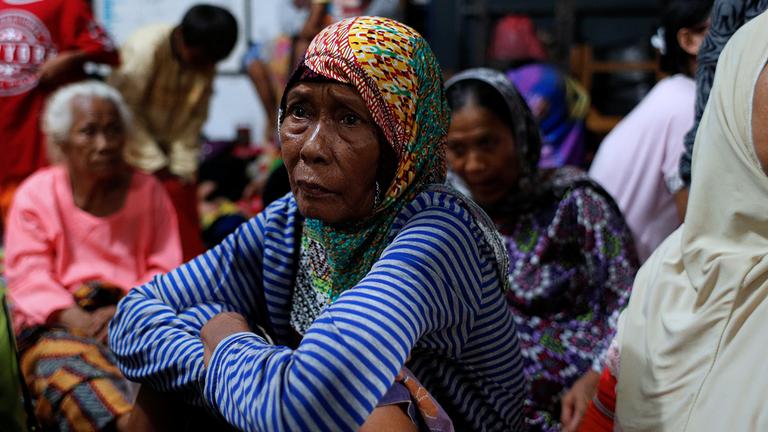Archiv: Menschen in einem Evakuierungszentrum nach einem Tsunami in Indonesien, aufgenommen am 25.12.2018