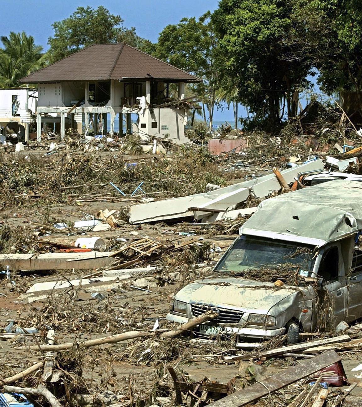 Thailand, Phang_Nga: Nach dem Tsunami völlig verwüstet ist ein ehemals exklusives Ferien-Resort bei Khao Lak in Thailand am 28.12.2004.