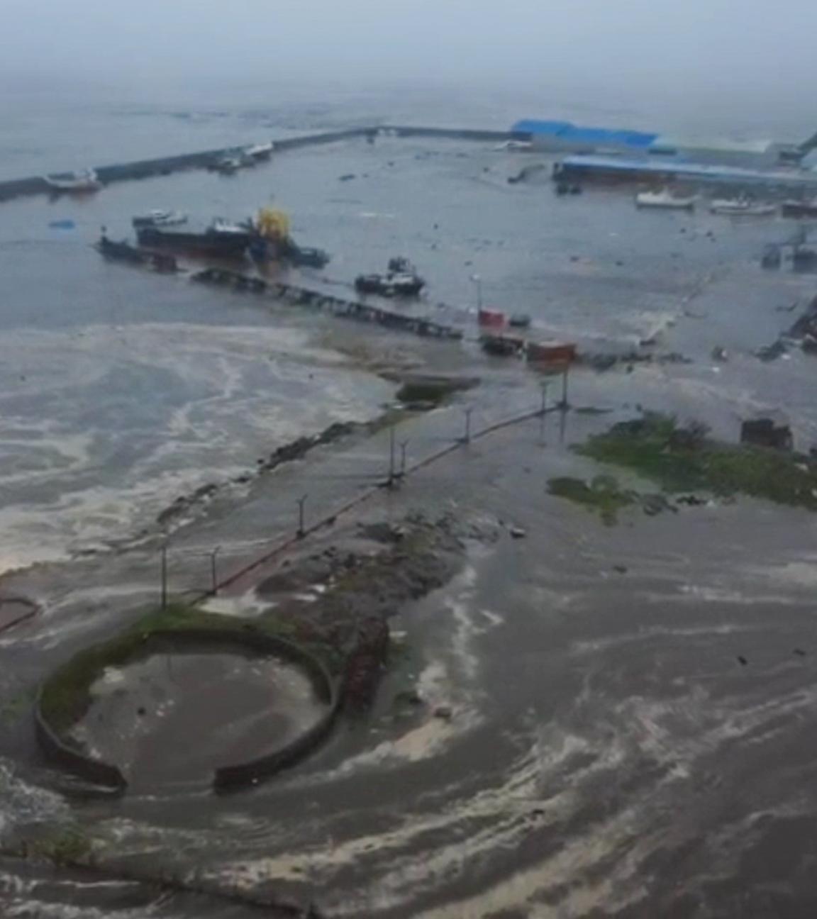 Luftaufnahme eines von einem Erdbeben und einem anschließenden Tsunami betroffenen Gebiets in der Region Sachalin im Osten Russlands.