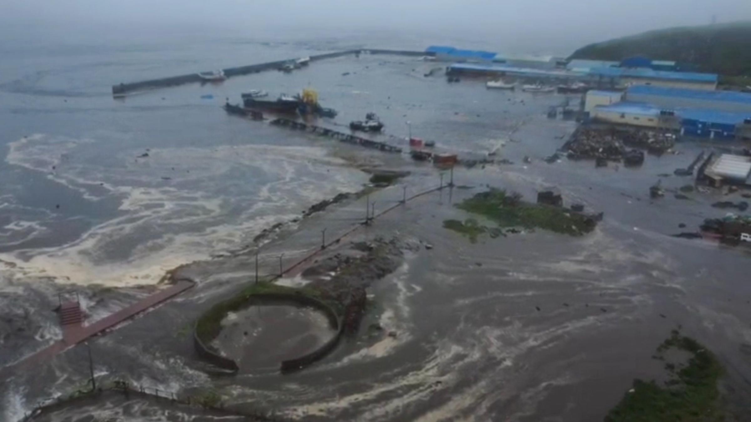 Luftaufnahme eines von einem Erdbeben und einem anschließenden Tsunami betroffenen Gebiets in der Region Sachalin im Osten Russlands.