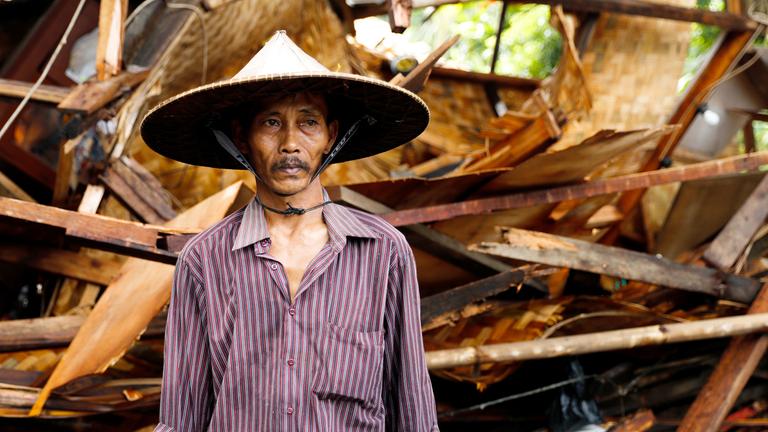 Ein Mann steht vor seinem zerstörten Haus nach dem Tsunami in Pandeglang (Indonesien), aufgenommen am 24.12.2018