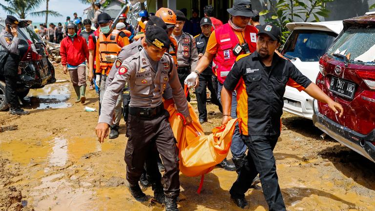 Rettungskräfte tragen eine Leiche nach dem Tsunami in Pandeglang (Indonesien), aufgenommen am 24.12.2018