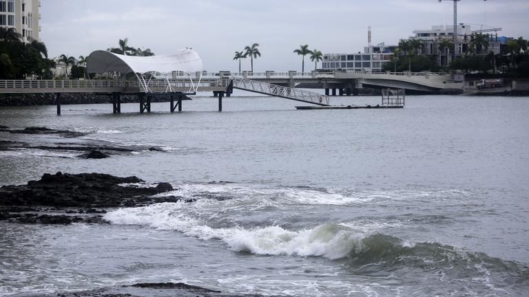 Ein allgemeiner Blick auf die Wellen in der Bucht von Panama.